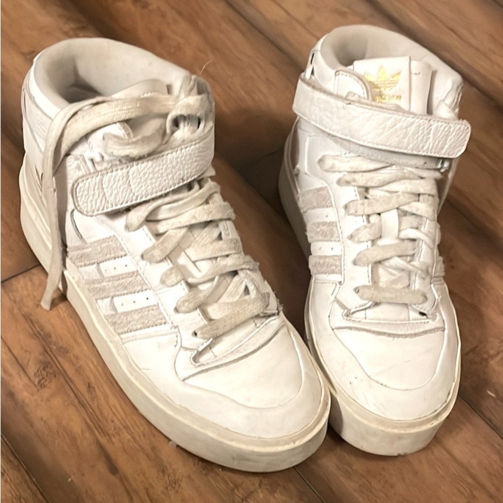 Adidas gold and white rare high top sneaker. White and cream forum mid trainers